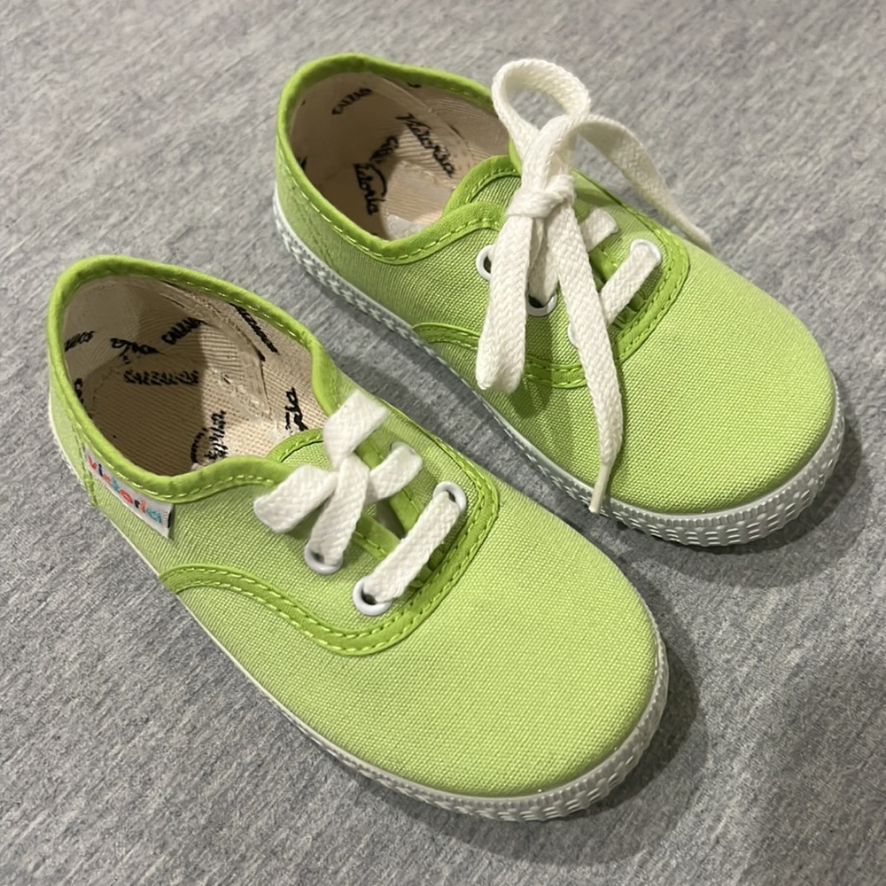 NWT Victoria Pistachio Kids Sneaker Size 7.5